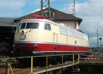 Vorserie E03 004 steht am 10.September 2011 beim Tag des offenen Denkmals im Bw Lichtenfels.