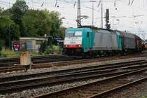 Die Cobra 2820 f�hrt mit einem gemischtem G�terzug von Aachen-West nach Antwerpen-Noord bei Wolken.
11.9.2011