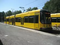 Dresden Hellerau - Endstation der Linie 8 -
TW 2640 und sein Fahrer machen ihre verdiente 
Pause. Gesehen am 24.08.2011