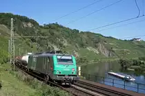 FRET 437002 zieht am 20.8.11 einen G�terzug �ber das P�ndericher Hangviadukt.