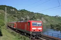Die 143 958 zieht am 20.8.11 eine ReginalBahn �ber das Hangviadukt in P�nderich.