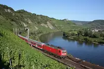 Die 143 637 zieht am 20.8.11 die RB81 nach Trier Hbf �ber das Hangviadukt in P�nderich.
