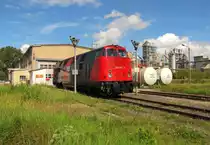 Die 228 757-1 der EBS bei der Wochenendruhe am Zementwerk Karsdorf. Vom frei begehbaren Gel�nde aus fotografiert; 11.09.2011