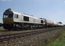 247 044-1 der Euro Cargo Rail steht am 17. Augsut 2011 mit einem Kesselwagenzug im in T��ling.