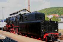 23 042 mit dem Sonderzug der Historischen Eisenbahn Frankfurt, der hier zum Dampflokfest im DLW Meiningen eingelaufen war, auf Gleis 2 im Bahnhof Meiningen, kurz vor der R�ckfahrt nach Frankfurt/Main.