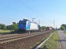 185 527-9 ist mit einen Containerzug am 21.09.2011 in Wiesental