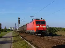 185 011-4 zieht einen gemischten G�terzug am 21.09.2011 durch Wiesental

