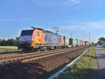 Es wird immer bunter,HUSA ES 64 F4 996 (189 096) zieht einen Containerzug am 21.09.2011 durch Wiesental
