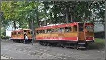 Zwei Triebwagen der Snaefell Mountain Railway, in Englisch und Manx beschriftet, warten in Laxey auf Anschlussfahrg�ste. (11.08.2011)