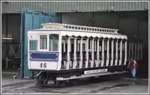 Die Wagen, wie hier Nummer 48, werden im Depot in Derby Castle noch mit Muskelkraft verschoben. (11.08.2011)