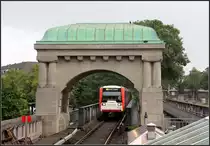 Nur zur Zierde - 

Einen praktischen Nutzen scheint dieses Tor am Bahnhof Kellinghusenstraße nicht zu haben. Einfahrt eines Zuges der Hamburger Linie U3 in die viergleisigen Station. 

29.08.2011 (M)