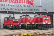  die Orgelpfeifen standen sie da vor der Instandsetzungshalle von Uwe Adam: (v.l.) 312 101-9  Hektor , 345 250-5  Adam 2  und 202 597-1  Christina . Aufgenommen am 23.07.2011 am Tag der offenen T�r bei Uwe Adam in Eisenach.