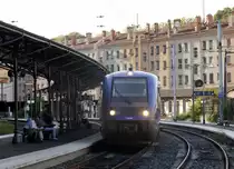 Ein moderner Dieseltriebwagenzug in Lyon-Saint Paul. Die Zeit der legend�ren  autorails  ist auch hier l�ngst vorbei.  6.9.2011