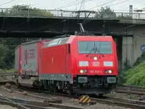 185 346-4 zieht am 22.09.2011 einen KLV von K�ln kommend unter der Br�cke Turmstrasse nach Aachen West. Von dort wird der Zug von einer Cobra weiter nach Belgien geschleppt.
