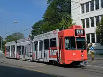 Selten werden auf der Linie 21 Be 4/6 S eingesetzt. Hier geht der Be 4/6 S mit der Betriebsnummer 671 auf einen Einsatz auf der Linie 21. Die Aufnahme entstand an der Haltestelle Ciba in Basel am 23.09.2011.