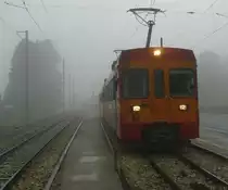 Be 4/4 201 steht im kleinen Bahnhof Arzier auf der Bahnlinie Nyon-Saint Cergue. Von Sonne in S�dfrankreich verw�hnt sind die 8�C, Regen, und Nebel mit einer Sicht von vielleicht nur 50m eine absolut neue Erfahrung im Urlaub. (4.9.2011)