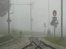 Die Ausfahrt aus dem sehr kleinen Bahnhof Arzier in Richtung Nyon. (4.9.2011) 