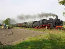 Dann war es auch soweit und die BR 38 2267 f�hrt nun aus Ochtrup raus in Richtung M�nster. Der Traktor passt auch sehr gut zum Gesamtbild. 24.09.2011