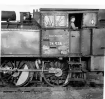 Detailaufnahme von 74 928 im JULI 1960 auf der Zehlendorfer Kleinbahn an der Goerzallee.Man sieht,dass die RBD und BW-Angaben erst k�rzlich ge�ndert worden sind, denn 74 928 war wohl noch nicht lange im Bw Grunewald.Ca. Mai 1961 kam sie zum Bw Ostbahnhof und wurde am 5.1.1965 z.-gestellt