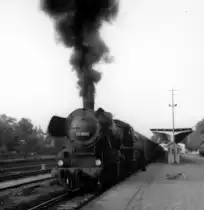 Im August 1961 mu�ten kurz nach dem Mauerbau alle Milit�rz�ge in Westberlin mit Personal des Bw Grunewald und Loks der BR 52 (statt 01 und 03 aus Ostbahnhof)bespannt werden. Hier habe ich 52 4817 kurz vor der Abfahrt nach Frankfurt am Main (�ber die Strecke Berlin Lichterfelde-West-Zehlendorf-Wannsee-Griebnitzsee) verewigt.