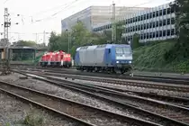 Die 145 CL-204 von Crossrail rangiert in Aachen-West im Hintergrund kommen zwei Rangierloks fahren als Lokzug aus Stolberg in Richtung Herzogenrath bei Abendsonne.
23.9.2011.
