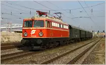 E-Lok 1042 23 f�hrt mit EZ 7390  Leiser Berge  von Wien S�dbf-Ostseite nach Korneuburg. 
Wien 24.9.2011