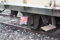 Man muss sich halt nur zu helfen wissen; Lagerdeckel der Marke  Selfmade , angebracht am ต.ญ.151666 (ต.ญ.=C.G./Covered Goods Wagon). Bild vom 13.Juni 2011 im Bf. Nakhon Ratchasima.