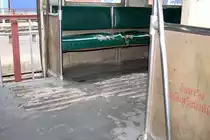 Transparente Technik: Strapazierter Fußboden des กซข.1046 (กซข. = BPD/Bogie Power Diesel Railcar With Driving Cab, Hitachi/Nippon Sharyo, Bauj. 1971),eingereiht im ORD 432 (Khon Kaen - Kaeng Khoi Junction), am 13.Juni 2011 im Bf.Nakhon Ratchasima.