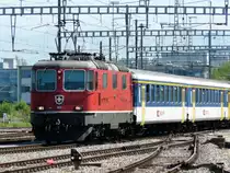SBB - Re 4/4 11122 mit Ersatzschnellzug bei der Durchfahrt im Bahnhof Pf�ffikon/SZ am 26.08.2011