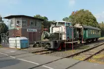 Die Eisenbahnfreunde Grenzland in Walheim bei Aachen nutzen das sch�ne Herbstwetter und haben die Hauben der Henschel DH 240 - 29197, Baujahr 1956, abgebaut und schleifen den Rost ab. Anschlie�end werden die beiden Hauben Sandgestrhlt und lackiert.  Die Lok ist seit anfang 2010 in Besitz der EFG, 2011 sind noch zwei weitere Henschel DH 240 dazugekommen. Im Hintergrund das unter Denkmalschutz stehende Stellwerk in Walheim, das die Eisenbahnfreunde Grenzland schon richtig in Schu� gebracht haben. (27.09.2011)