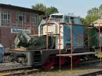 Die Eisenbahnfreunde Grenzland in Walheim bei Aachen nutzen das sch�ne Herbstwetter und haben die Hauben der Henschel DH 240 - 29197, Baujahr 1956, abgebaut und schleifen den Rost ab. Weil den Eisenbahnfreunden ein Halle fehlt, m��en die arbeiten im Freien stattfinden. (27.09.2011)