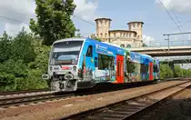 Der  Urlaubszug  der Mitteldeutschen Regiobahn entstand in Zusammenarbeit mit dem Flughafen Leipzig/Halle und wirbt f�r den Urlaubsmarkt am Airport und die 30 dort ans�ssigen Reiseb�ros. Hier ist er am 23.05.2011 in Delitzsch zu sehen. Im Hintergrund das imposante Geb�ude des oberen Bahnhofs.