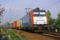 Metrans 186 182-2 von Railpool ist am 27.09.'11 mit einem Containerzug Richtung Dresden-Friedrichstadt unterwegs. Hier in Dresden-Stetzsch