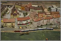 Ich wollte mal die RhB im Modell sehen. Zu diesem Zweck bin ich nach Fribourg gereist, wo es eine tolle Modellanlage gibt, die den Schmalspurteil der RhB gewidmet hat. Weitere Infos unter: http://www.kaeserberg.ch/de
Der HO Teil zeigt Modelle der SBB und BLS und der HOm Teil die RhB. Da es sich um eine Phantasieanlage handelt, ist die Stadt, die der Arosaexpress verl�sst auch nicht Chur sondern eher La Chaux-de-Fonds. (21.09.2011)