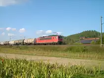 Eine BR 155 durchf�hrt am 28.09.2011 mit einem Kesselwagenzug die Felder vor Kronach Richtung Lichtenfels. 