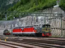 Die 245 6020 mit der 1144 210 und der 1144 204 am 11.06.2009 bei einer Rangierfahrt im Bahnhof Brenner. Im Hintergrund ist die 245 6047 abgestellt. 