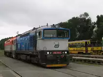 750 705-6 und 754 050-3 auf Bahnhof Trutnov Hlavn� N�dra�� am 1-8-2011.
