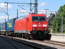 185 401 kommt im Bf. Ludwigslust am Bahnsteig 4 durchgefahren. 17.05.2011