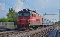 SZ 342-014 mit Personenzug f�hrt auf Draubr�cke in Maribor ein. / 28.09.2011