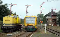 Blick nach Westen in Karow am 21.9.11: 650.88 f�hrt an der abgestellten V 100.01 vorbei nach Rathenow weiter. Der Fotograf freut sich �ber die vollst�ndige Signalgruppe. Der Betriebswirtschaftler runzelt aber wegen der Kosten die Stirn: Allein in Karow und Malchow stehen jeweils zwei massive Stellwerke, die f�r den sp�rlichen Zugverkehr unterhalten und besetzt werden m�ssen.


