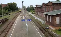 Blick nach Westen auf den Bahnhof Karow am 21.9.11: Nur noch ein kurzes St�ck der linken Bahnsteigh�lfte wird f�r die RBs genutzt, die im 2-Stunden-Takt halten. Auf den G�tergleisen am linken Bildrand sind zahlreiche Container-Tragwagen abgestellt, die derzeit nicht gebraucht werden. 