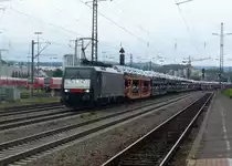 ES 64 F4 027 zieht einen Ford Autozug  am 23.09.2011 durch Kaiserslautern


