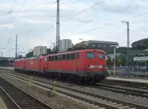 140 003-5 ist am Schluss des kurzen Lokzuges  den 185 397-7 mit 185 275-2 in der Mitte am 23.09.2011 durch Kaiserslautern zieht
