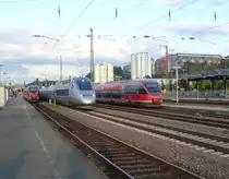 643 028 als RB von Kusel, TGV 4414 als TGV 9552 Frankfurt (Main) - Paris Est und 643 015 als RB nach Pirmasens sind am 22.09.2011 in Kaiserslautern Hbf
