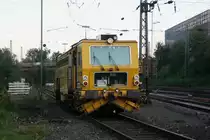 Eine Stopfmaschine steht abgestellt in Aachen-West bei Abendsonne.
28.9.2011