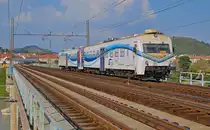 SZ 813-130 verl�sst Hauptbahnhof Maribor �ber Draubr�cke / 28.09.2011   