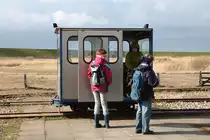 Eisenbahn zum Anfassen, die Loren auf der Halligbahn L�ttmoorsiel - Nordstrandischmoor. Hier die Lore 1 nach ihrem Totalumbau vor dem Bh L�ttmoorsiel am 20.04.2010. Das Urlaubsgep�ck ist bereits verstaut, meine Frau hat sich schon ihren Platz gesichert und die Kinder im Vordergrund w�rden auch gern mitfahren.