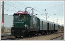 1045.09 mit Sonderzug 16101 auf der Fahrt nach M�rzzuschlag, kurz vor der Durchfahrt der S-Bahnstation Atzgersdorf-Mauer am 4.3.2006