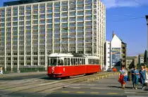 Wien Tw 726 auf der Marienbr�cke kurz vor Erreichen des Schwedenplatzes, 14.09.1987.