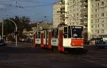 Berlin Tw 219 219 kreuzt die Landsberger Allee im Verlauf der Dimitroffstra�e (heute Petersburger Stra�e), 31.10.1992.